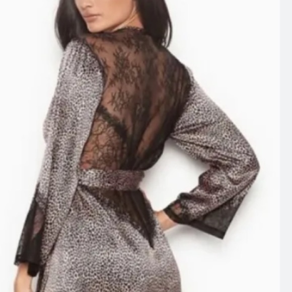 Victoria’s Secret Chantilly Lace Robe NWT - Picture 12 of 12